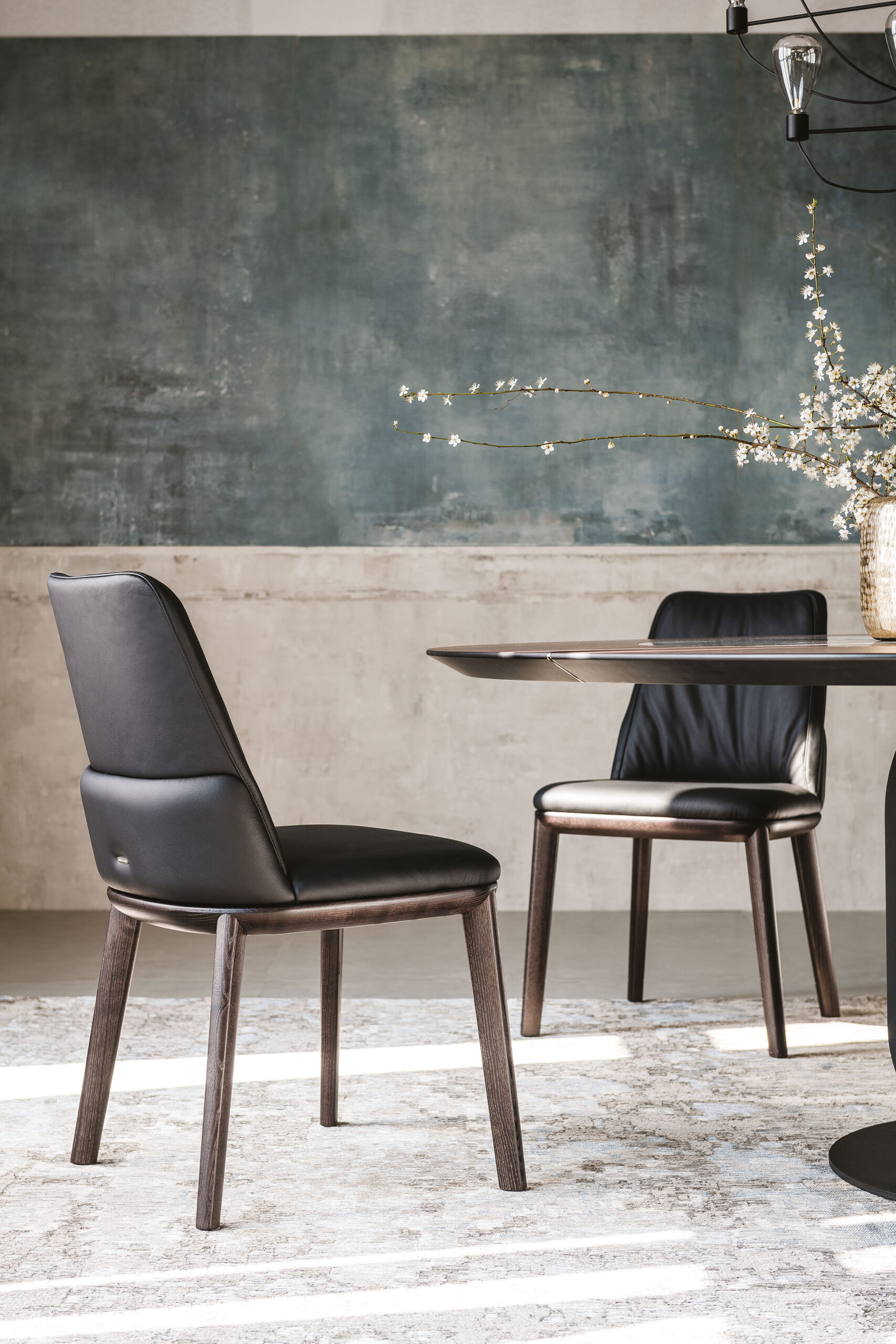 Sedie moderne Belinda di Cattelan Italia accanto al tavolo da pranzo