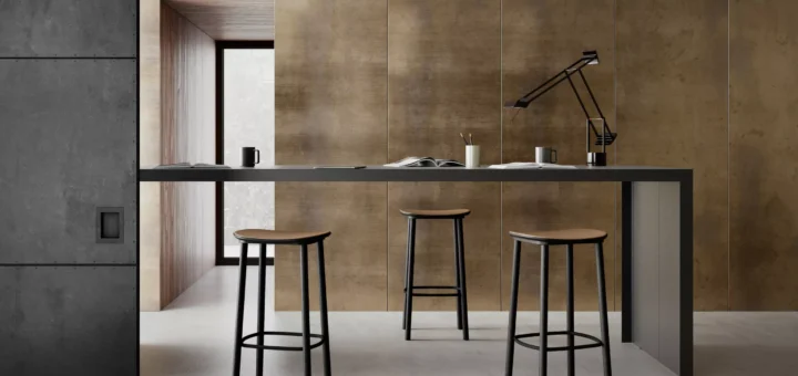 Sgabelli da cucina Kalt Stool di Kastel davanti al piano snack