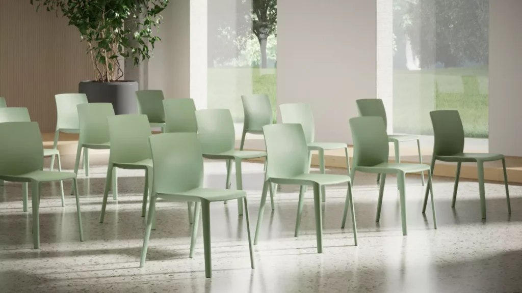 Sedie Kastel Klia in polipropilene verde salvia disposte in una sala luminosa
