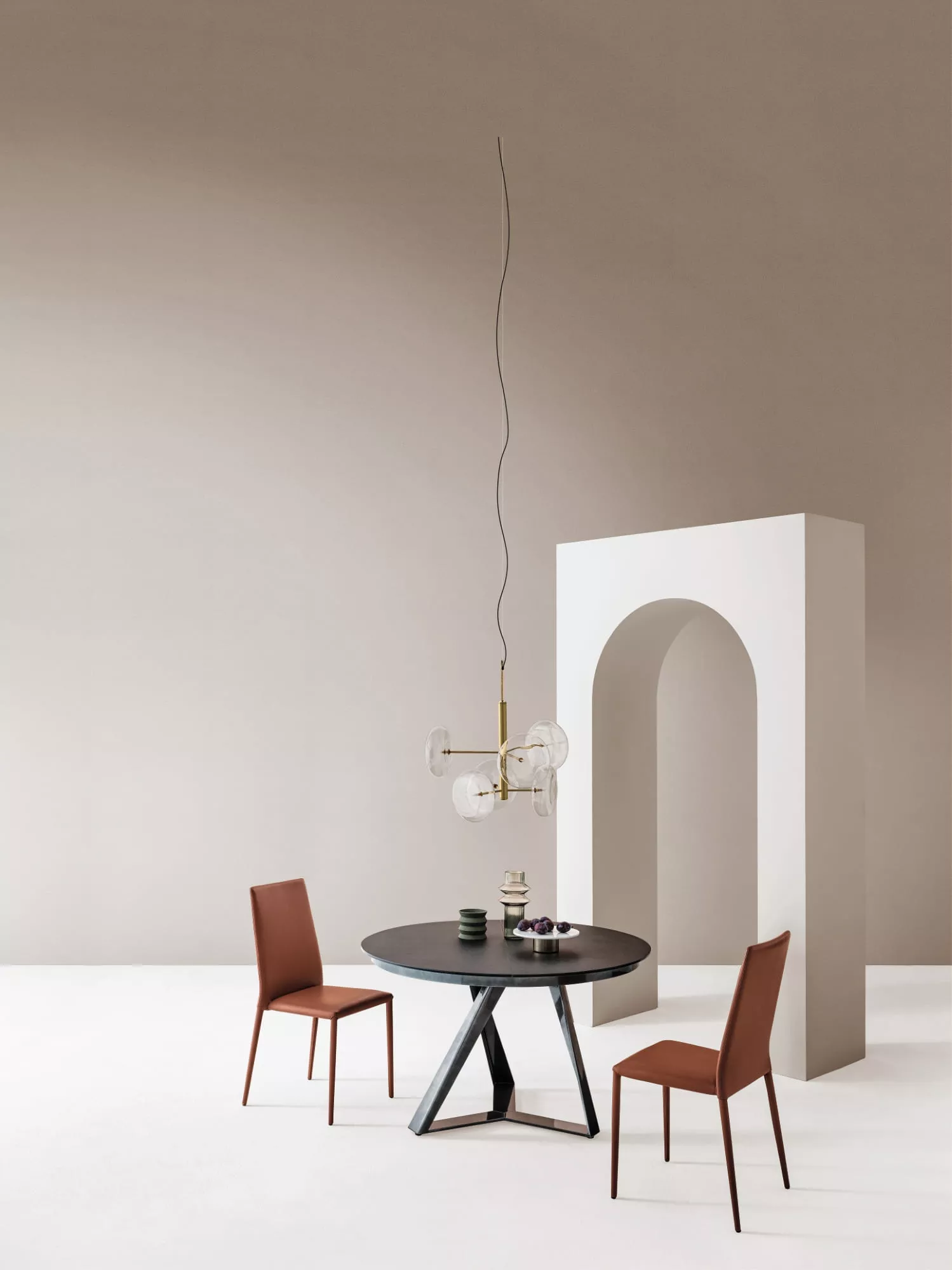 Tavolo rotondo Bontempi Millennium con base incrociata e due sedie color cuoio