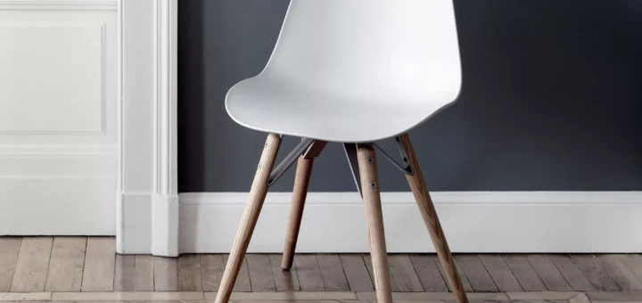 Sedia Bontempi Mood con scocca bianca in polipropilene e gambe in legno