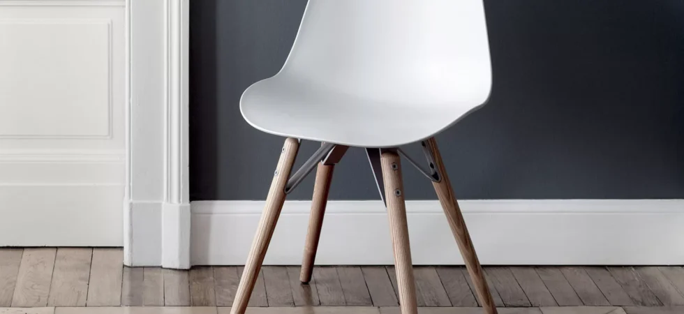 Sedia Bontempi Mood con scocca bianca in polipropilene e gambe in legno