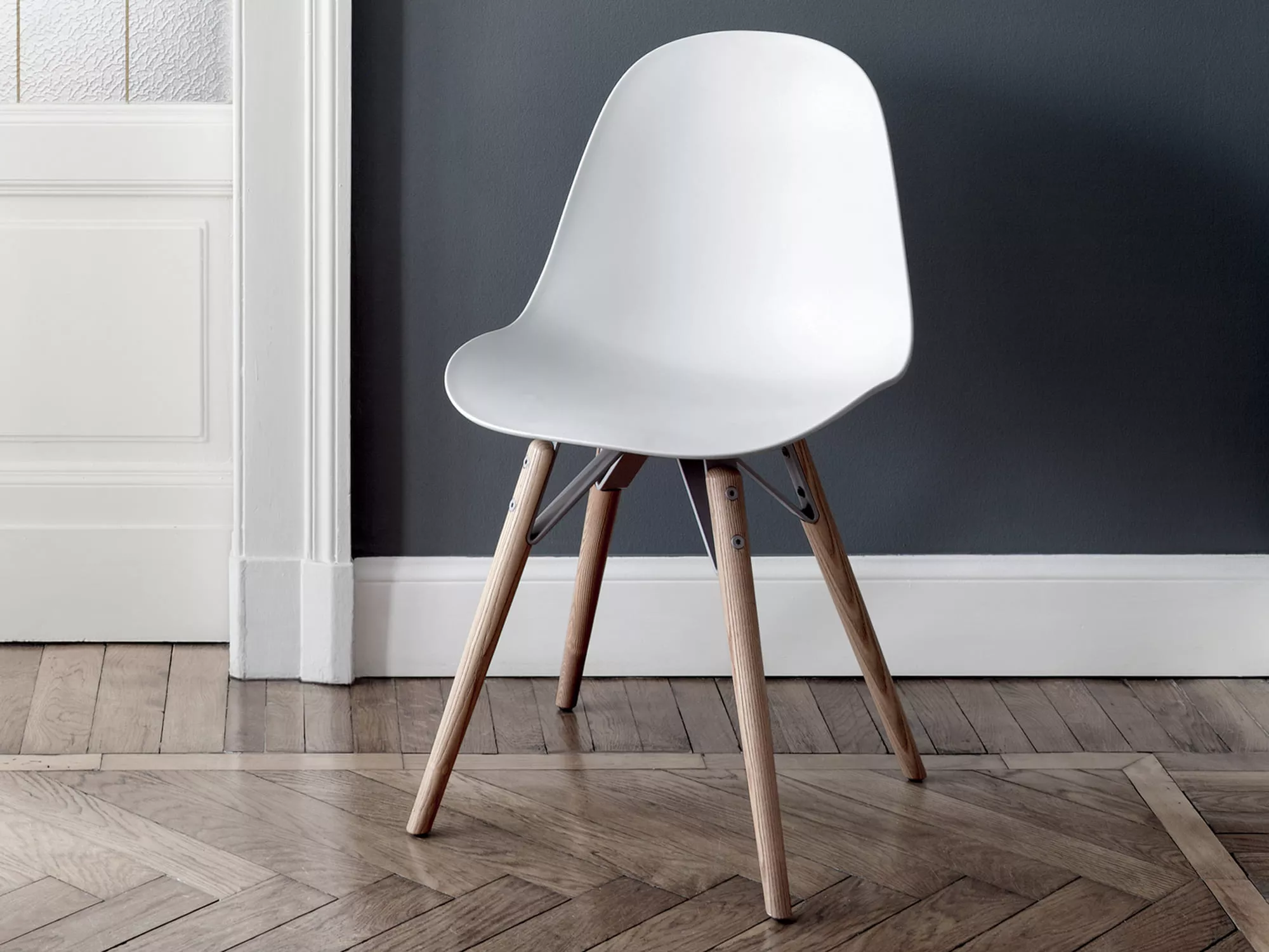 Sedia Bontempi Mood con scocca bianca in polipropilene e gambe in legno