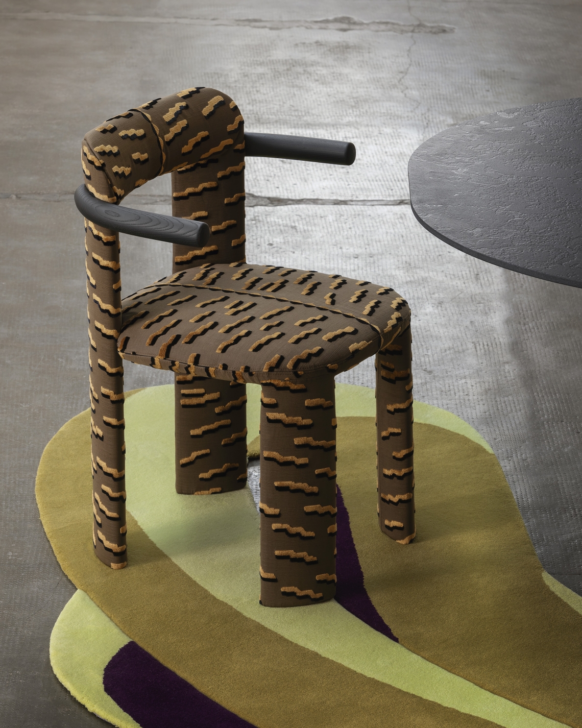 Sedia Amia di Miniforms in un ambiente contemporaneo