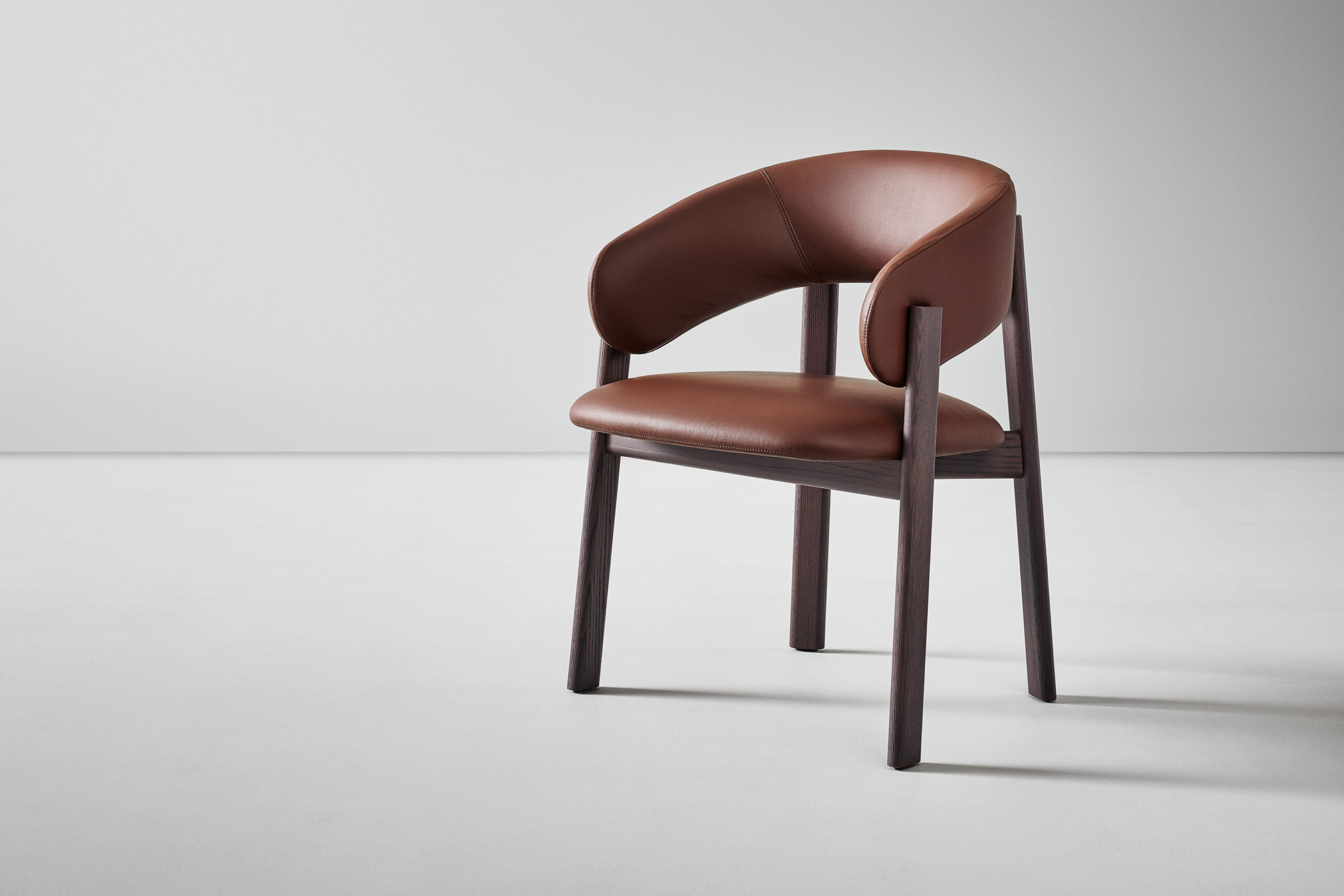 Sedia Alpha di Bonaldo con rivestimento color cuoio e struttura in legno massello