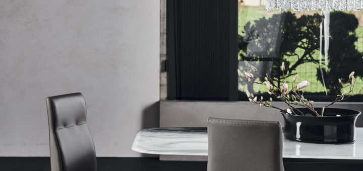 Sedie Agatha Flex di Cattelan Italia accanto al tavolo: misure della sedia rispetto al piano