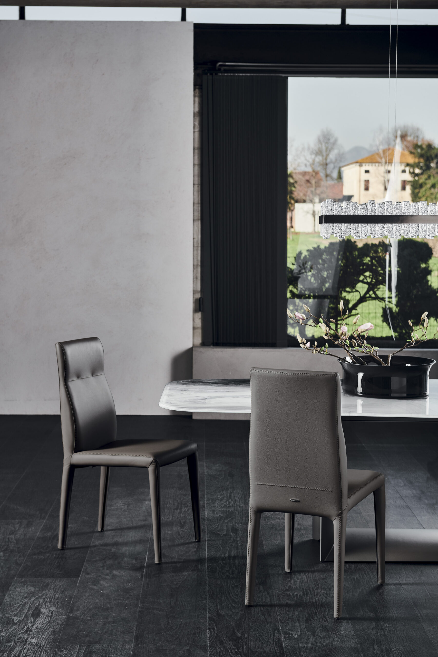 Sedie Agatha Flex di Cattelan Italia accanto al tavolo: misure della sedia rispetto al piano