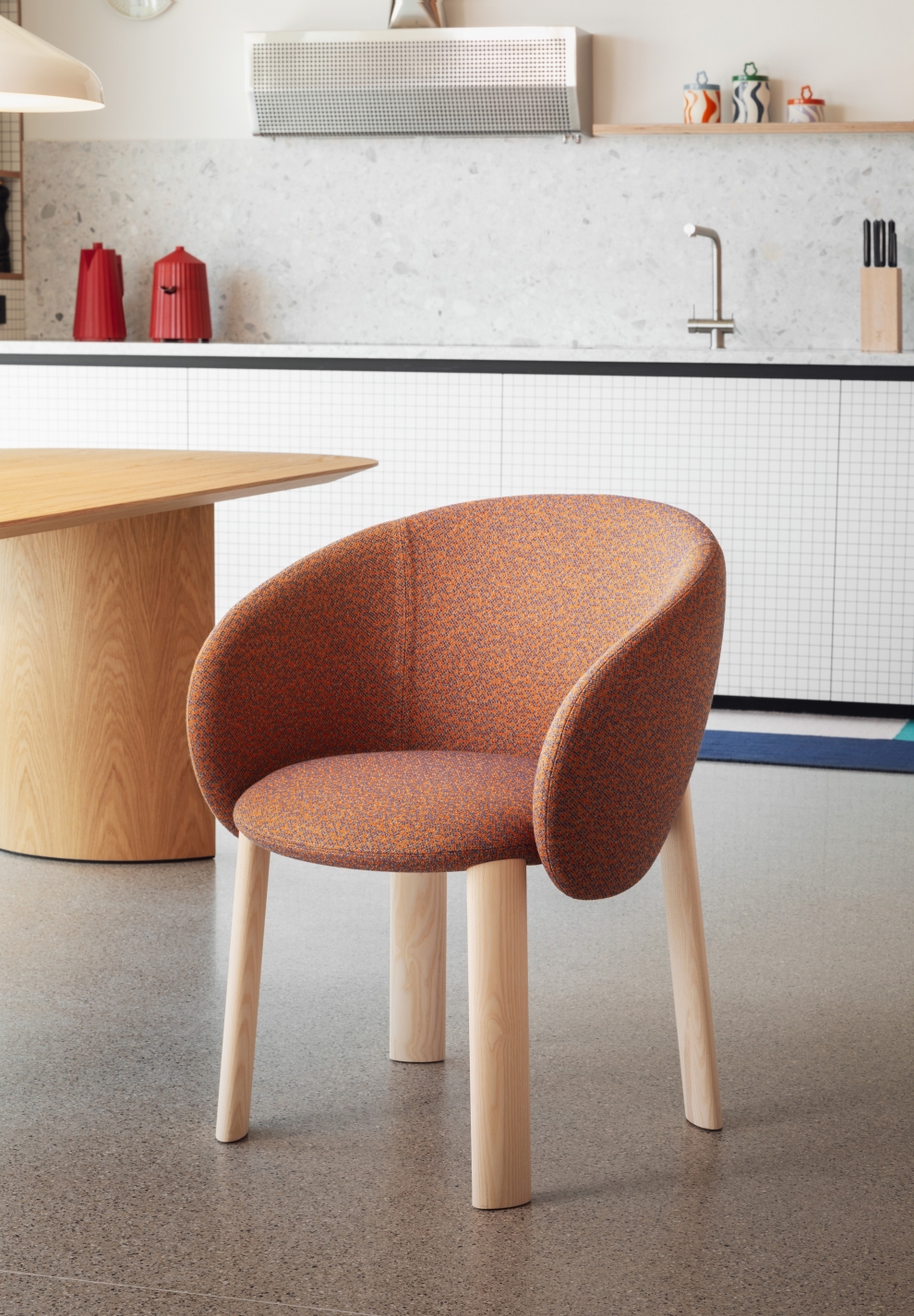 Sedia Miniforms Nebula Wood imbottita e avvolgente con gambe in legno in cucina