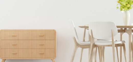 Zona pranzo in stile nordico con sedie bianche e gambe in legno chiaro