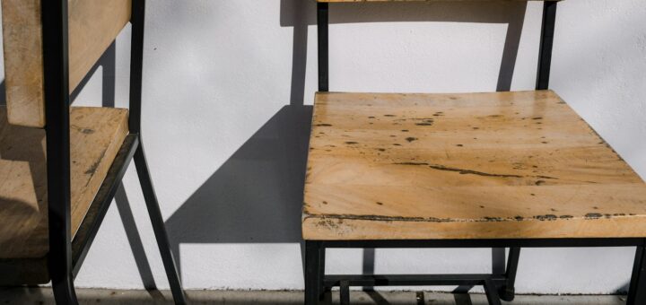 Sedie stile industriale con telaio in metallo nero e seduta in legno grezzo