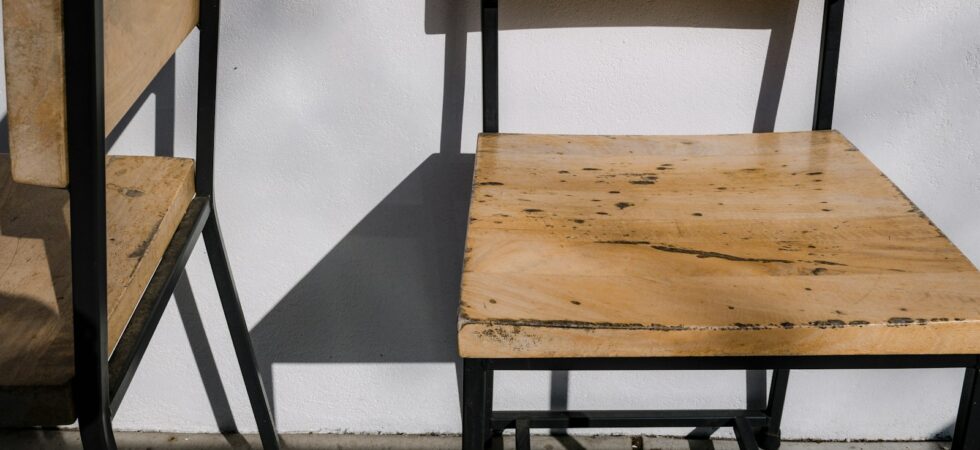 Sedie stile industriale con telaio in metallo nero e seduta in legno grezzo