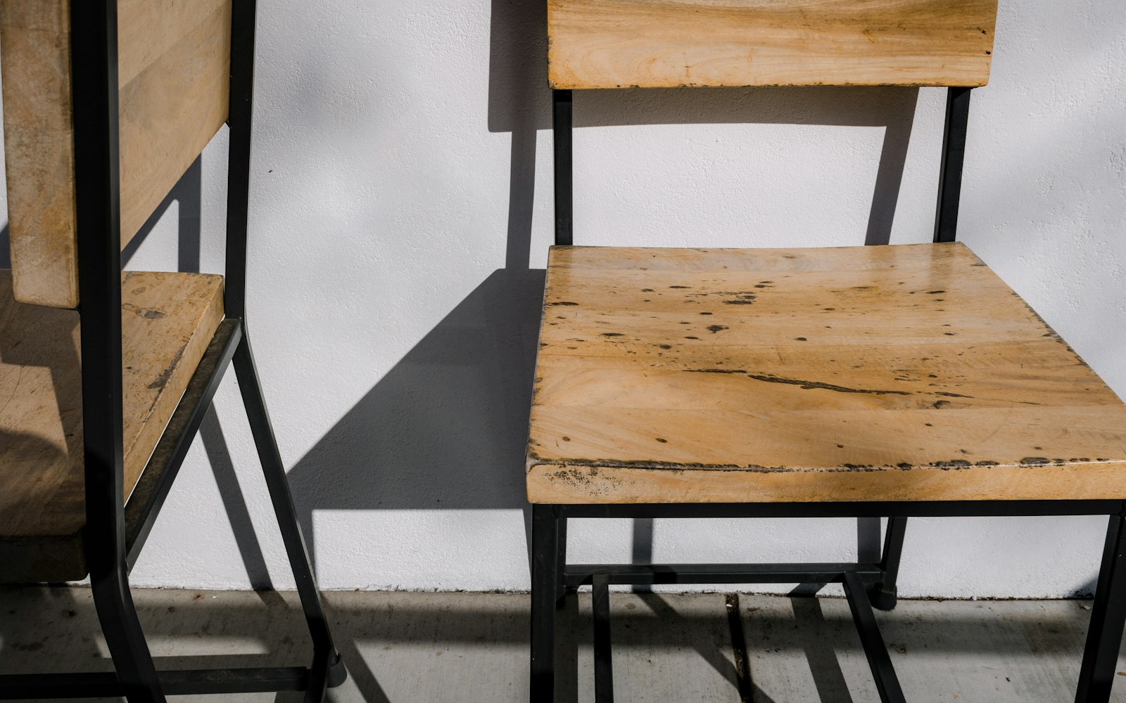 Sedie stile industriale con telaio in metallo nero e seduta in legno grezzo